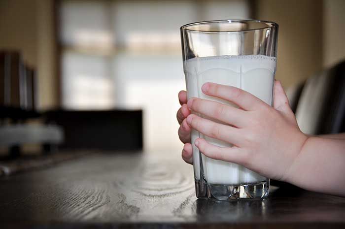Trẻ bị dị ứng đạm sữa bò có dấu hiệu, triệu chứng là gì?