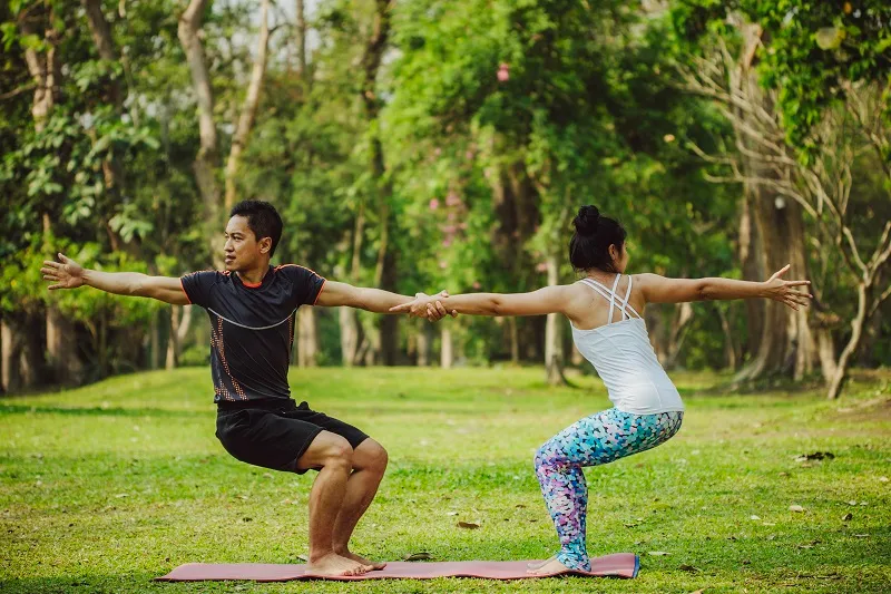 10 động tác yoga cặp đôi đẹp mắt giúp tăng cường sức khoẻ