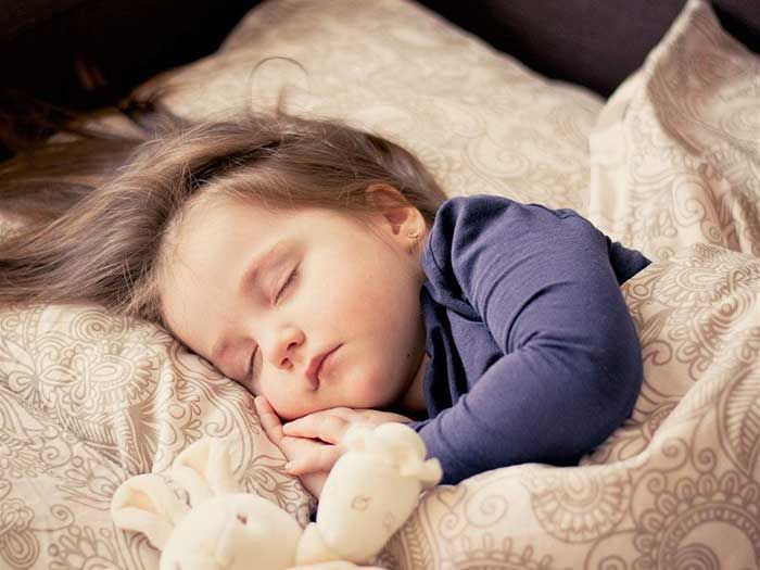 Em bé không ngủ liên tục nguyên đêm có gì bất thường không?